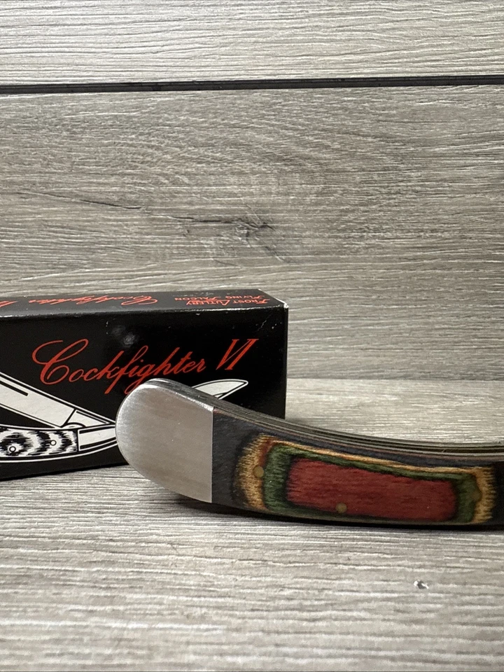 Cuchillo de bolsillo con mango de goma negro Frost Cutlery Flying Falcon Cockfighter IV Foto 3 de 4