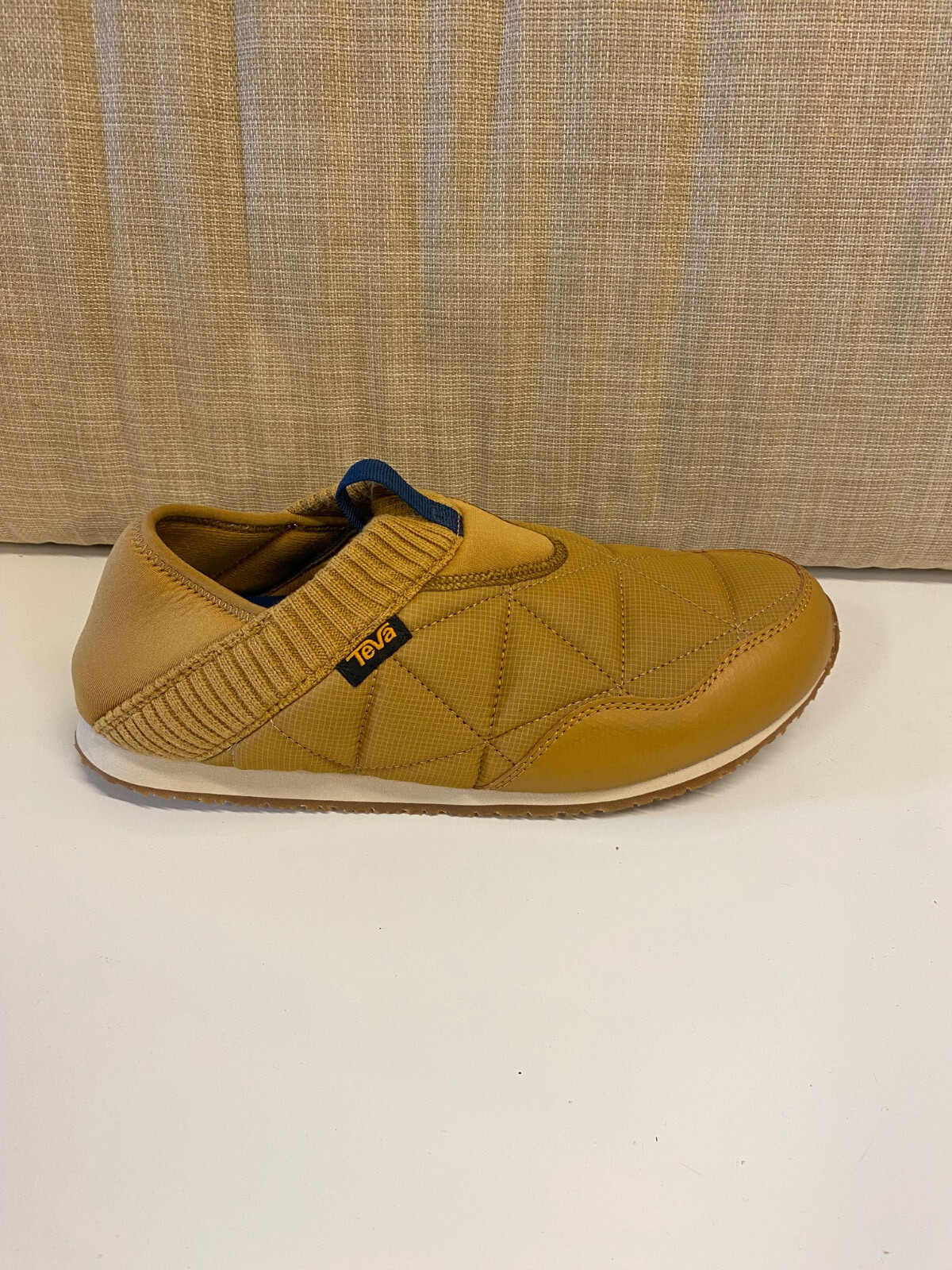 PANTOFOLA D’ORO TEVA Ciabatte Slip On Trapuntate Uomo Ember Moc Medaglione Oro Taglia 9 NUOVE