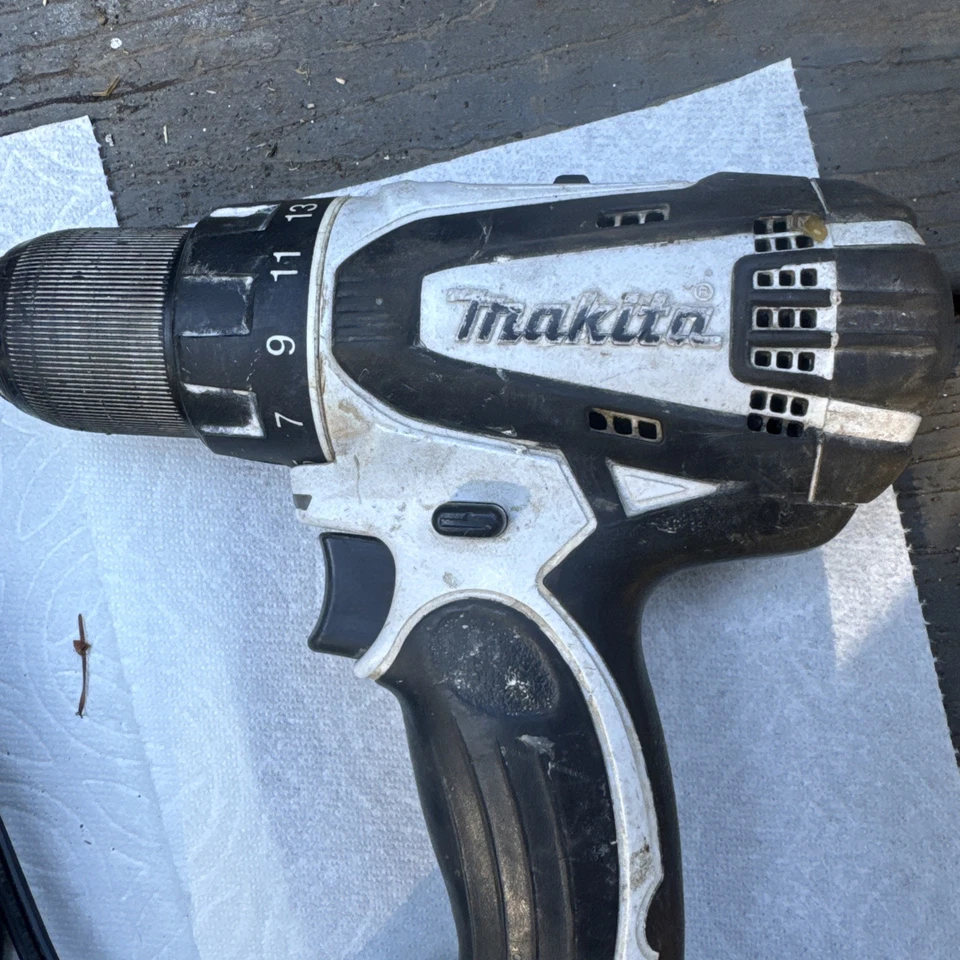 Makita 18 volt XFD01 screw gun with battery and charger  - Image 4 of 4