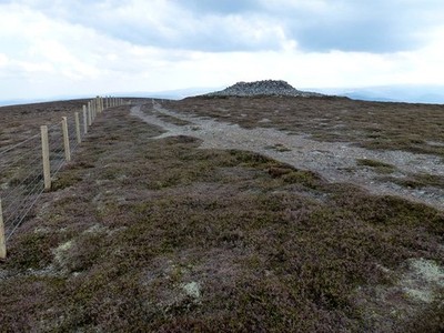 Foto A2 Geallaig Hill Easy Bag Up Strecke aus NW, an einem sehr warmen Tag.  L c2012