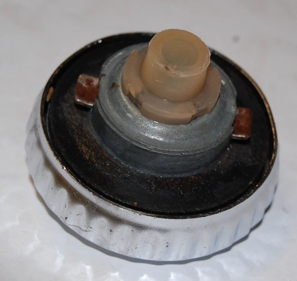 Tapa del tanque de combustible gasolina BMW 1800 2000tii 2002 2002ti 2800 2800CS OEM cromado Foto 2 de 4