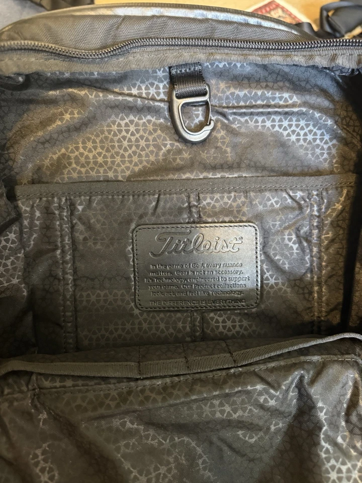 Mochila de viaje profesional Titleist negra personalizada placa Titleist Foto 4 de 4