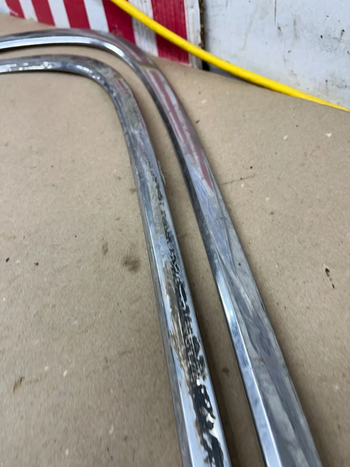 68 1969 70 1972 OLDSMOBILE CUTLASS 2 Portas POST MOLDURA DE ACABAMENTO DE PARA-BRISA TRASEIRO Fabricante de Equipamento Original - Imagem 3 de 4