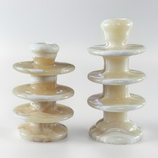 Par de candelabros de columna con niveles de alabastro de ónix de colección MCM estilo anillo apilado