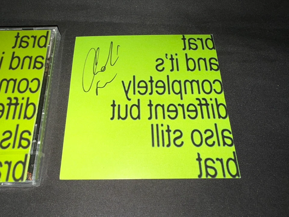 Charli XCX BRAT AND ITS COMPLETELY DIFFERENT BUT ALSO STILL BRAT SIGNED ART CARD — 第 4/4 张图片