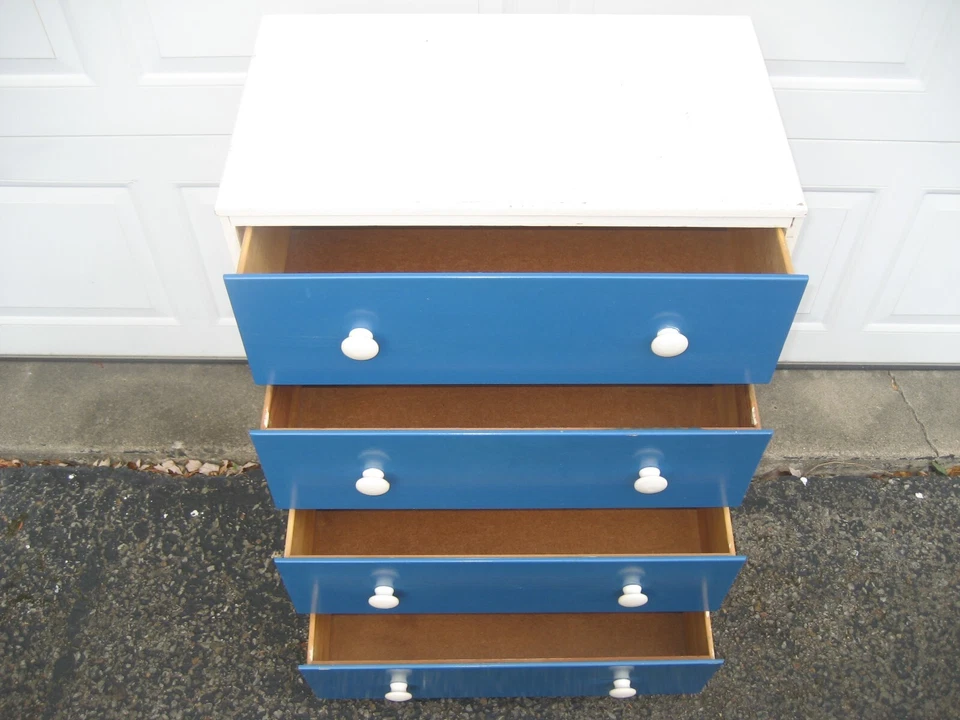 Cómoda de madera real original vintage de los años 70, blanca y azul, 33" de alto, ¡24" de ancho!! Foto 4 de 4