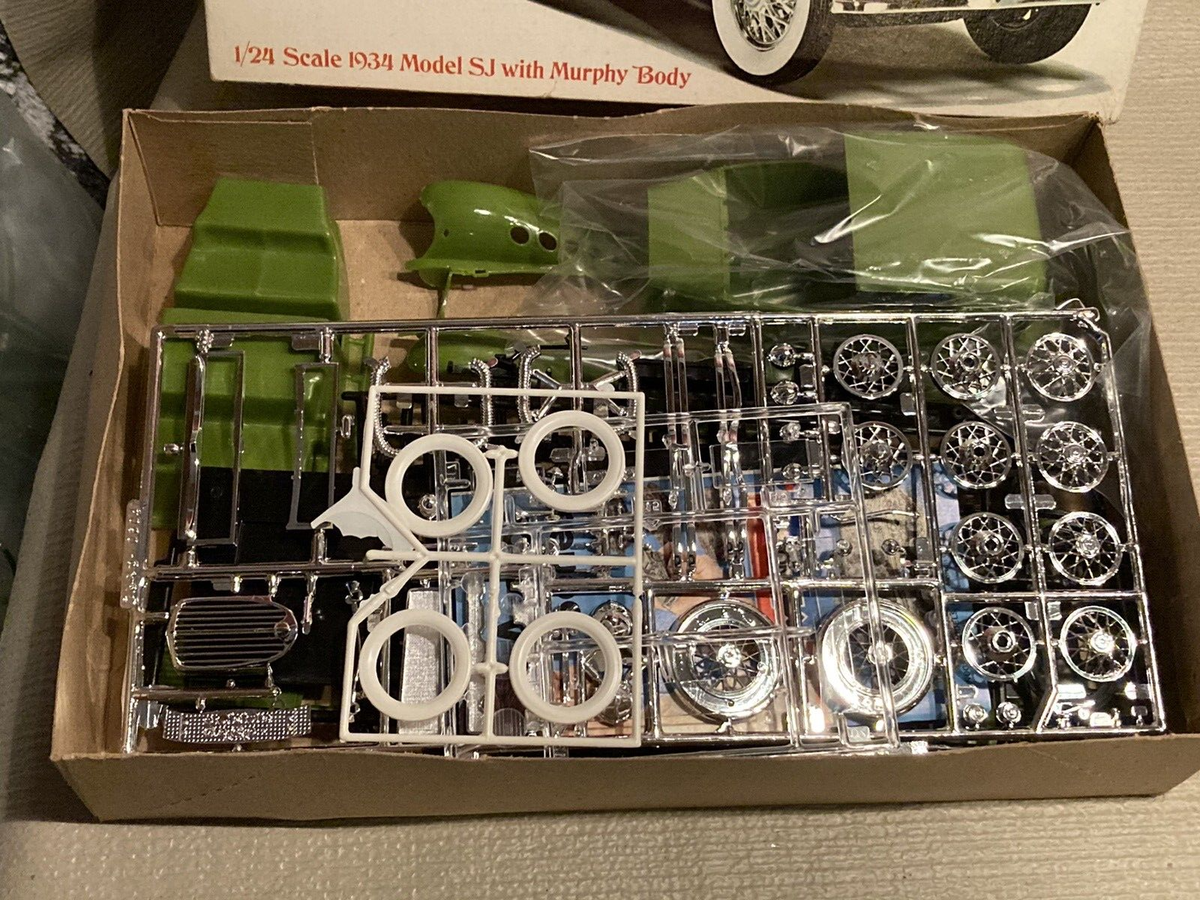 Monogram The Classic Duesenberg Town Car Model - 1/24 Scale Kit