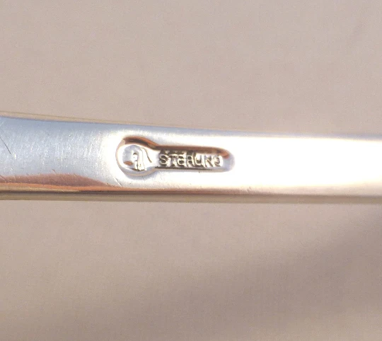 Mesa perforada International Sterling 1810 para servir Foto 3 de 3