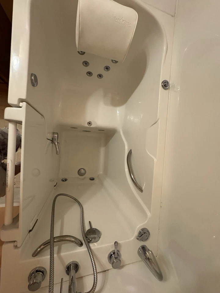 SafeStep Step in Soaking Tub/ Jacuzzi - Complete Set Up with Fixtures And Walls - Image 3 of 4