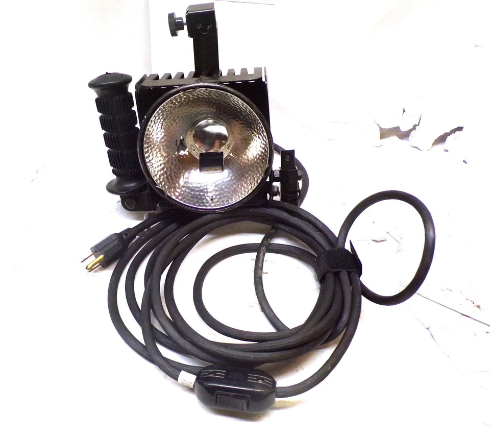 LOWEL OMNI LIGHT, NO BULB, 12-120 V, 100-500 W, 8.3-4.2 AMPS, HAS ON/OFF SWITCH - Image 4 of 4