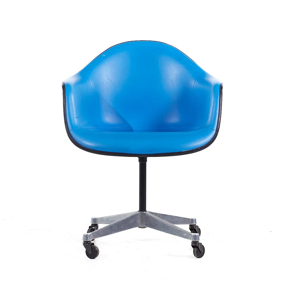 Silla de oficina giratoria Eames for Herman Miller Mid Century azul acolchada de fibra de vidrio Foto 2 de 4