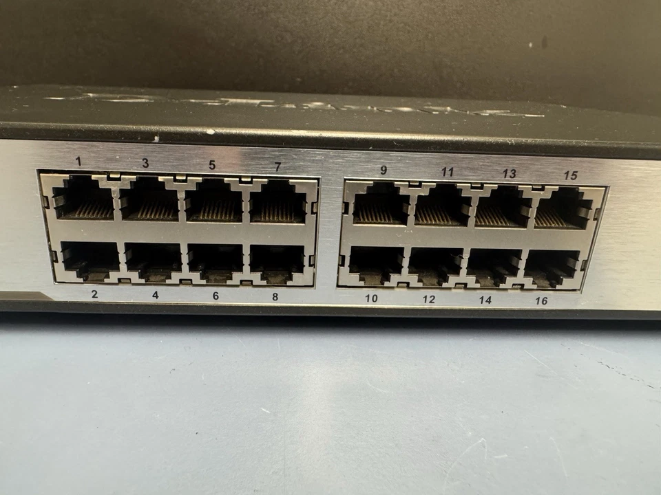 D-Link 16-Port Unmanaged Gigabit Ethernet Switch DGS-1016D - Image 3 of 4