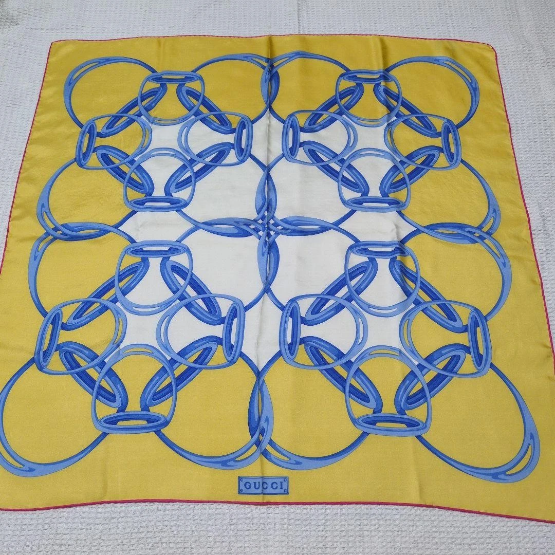 Foulard GUCCI soie jaune bleu motif géométrique 34,25 pouces unisexe