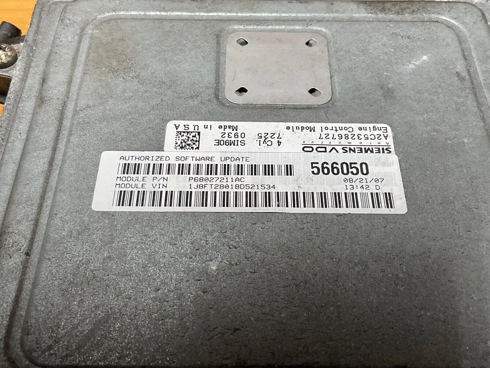 Módulo informático motor Dodge Caliber o Jeep Patriot 2007-2010 ECM P68027211AC Foto 2 de 4