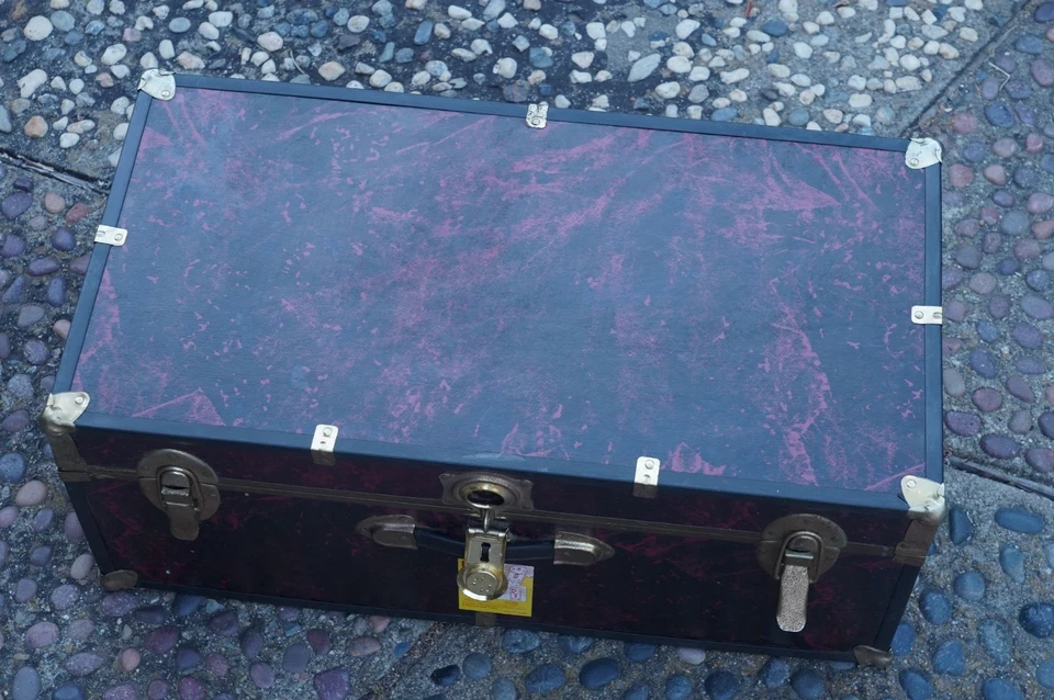 Baúl de vapor vintage rojo y negro con adornos de metal y mango de cuero, 30x16x12 Foto 2 de 4