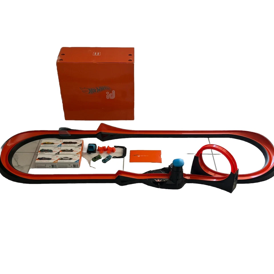Hot Wheels id Smart Track Starter Kit, Bluetooth App Interactive + 13 EXTRA CARS - Image 2 of 4