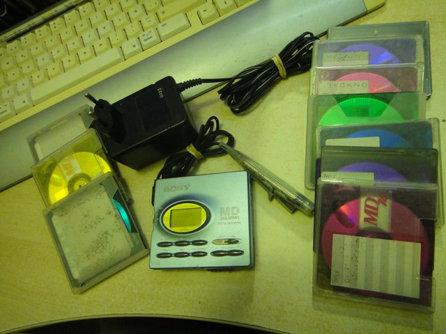 SONY MD WALKMAN MZ-R91 digital recorder SPARES OR REPAIR SONY MD WALKMAN MZ-R91 digital recorder SPARES OR REPAIR
