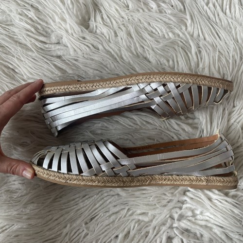 Sandalia plana Barneys New York metálica plateada tejida sin cordones punta de almendra usada en excelente estado talla 10 - Imagen 3 de 14