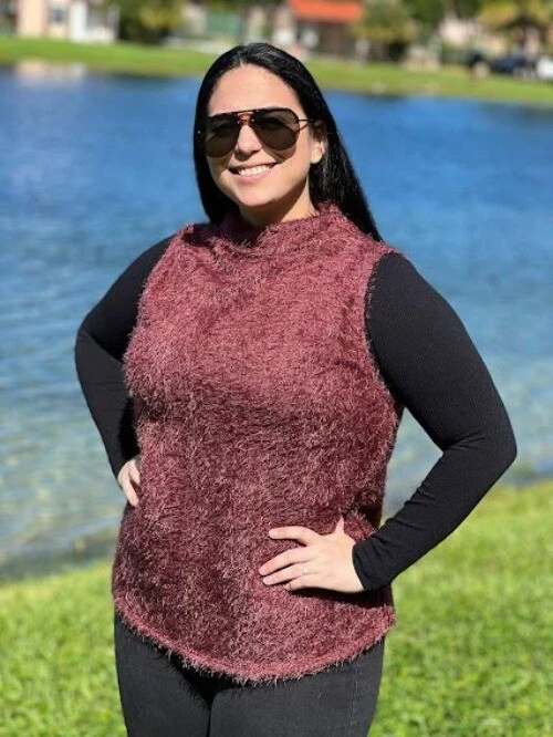 Chaleco para mujer talla grande sin mangas de piel sintética cuello falso malva oscuro 1X emplumado Foto 4 de 4