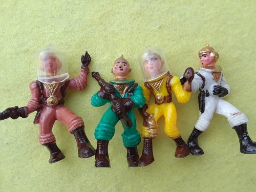Vintage  1960's 2.75" SPACEMEN CAKE TOPPER FIGURE 4PC LOT + 2 HELMETS~ AJAX   