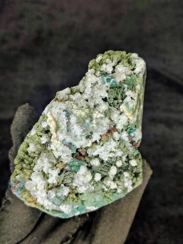 Natural beautifull marshy APOPHYLLITE WITH stilbite/okenite minerals specimens - Afbeelding 6 van 8
