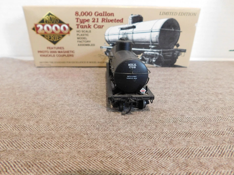 Proto 2000 Series HO 8000 Gallon Type 21 Riveted Tank Car - Image 3 of 4