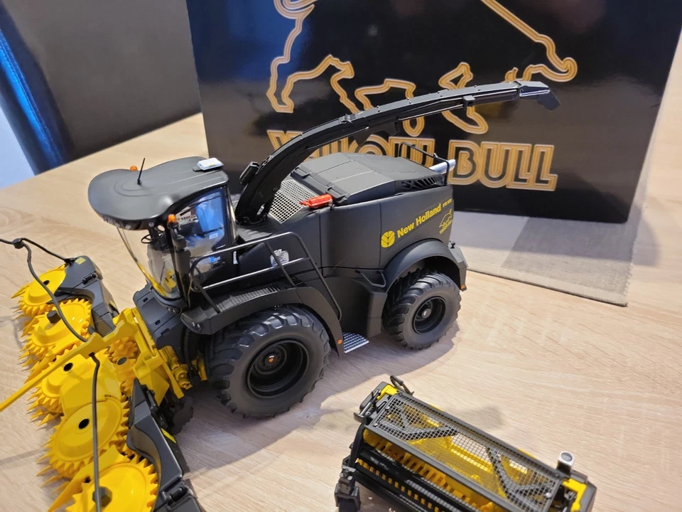 Marge Models New Holland Häcksler "Yellow Bull " Limited Edition Black - Bild 3 von 4