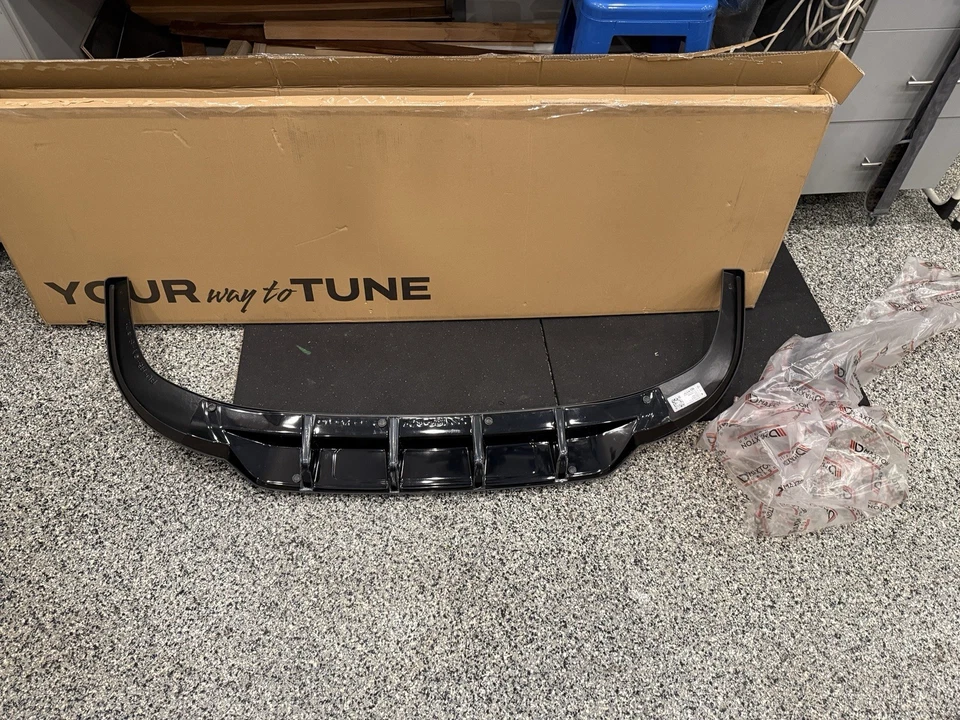 Divisor trasero Audi A3 8Y (barras verticales) Foto 2 de 4