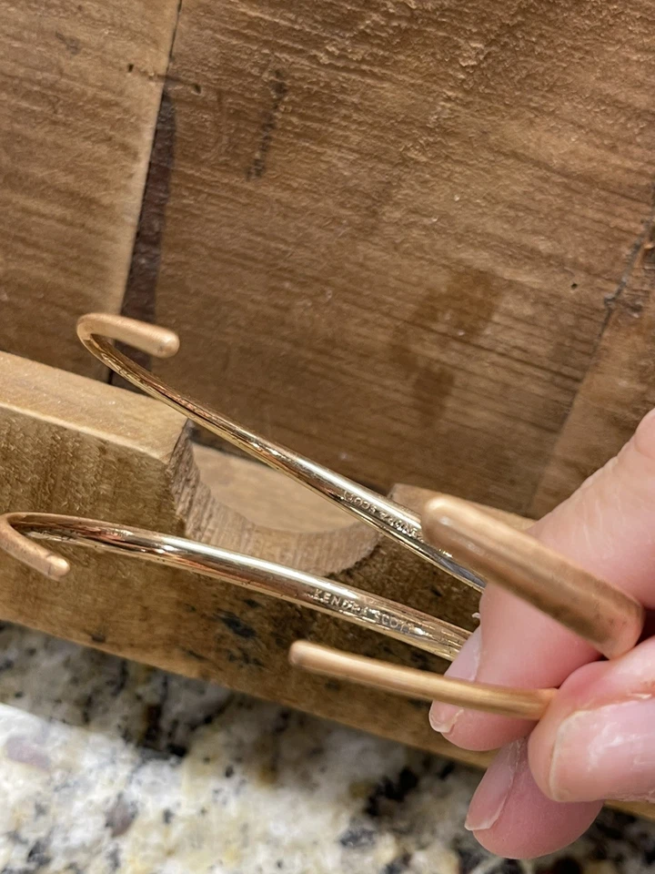 Juego de 3 brazaletes Kendra Scott martillados de metal oro rosa Foto 3 de 4