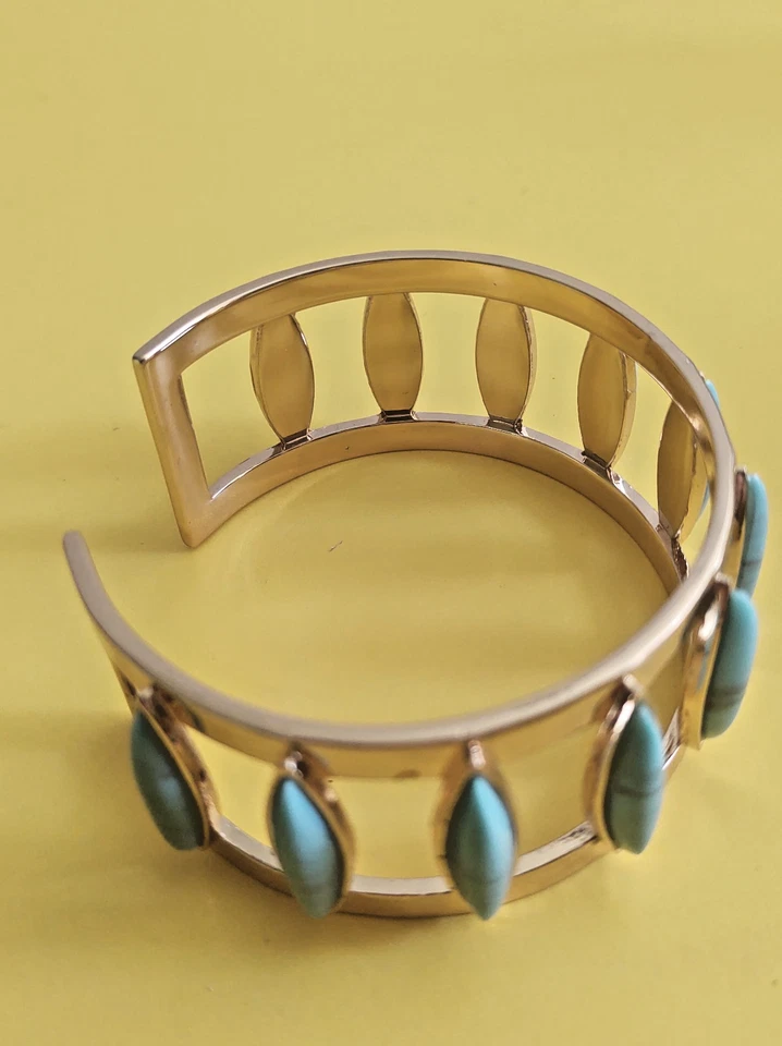 Brazalete vintage Avon años 80 tono dorado y piedra turquesa 2 1/2" x 2 3/4" Foto 2 de 4