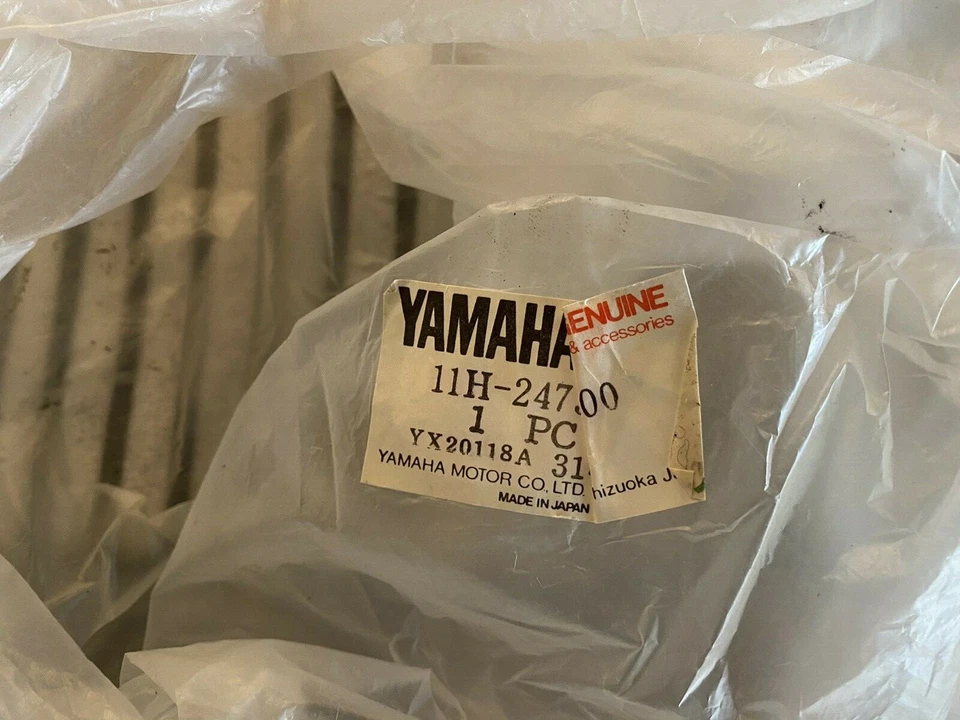 1982-83 XZ550, CUBIERTA, DOBLE ASIENTO, RP074, 11H-24731-00, piezas originales Yamaha nuevas de stock Foto 3 de 4