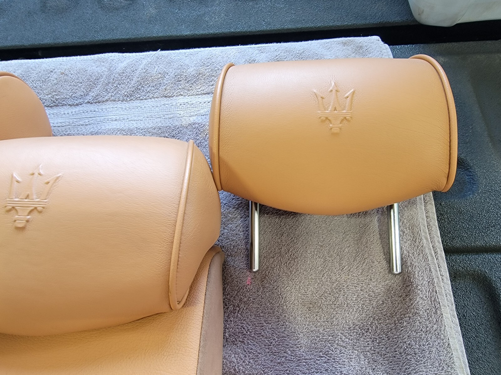 2006 Maserati Quattroporte REAR HEADREST LEFT CENTER RIGHT SET OF 3 OEM
