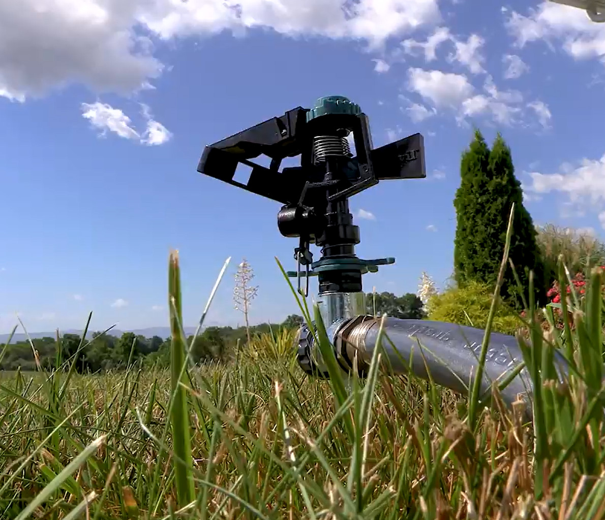 1 Pack of Pulsating Lawn Sprinkler with Metal Spike, Covers up to 85 ft Diameter