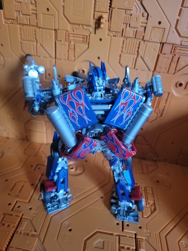 Red Blue MPM LT02 LEGENDARY TOYS LT 02 MASTERPIEC Optimus Prime Action Figure - Picture 2 of 4