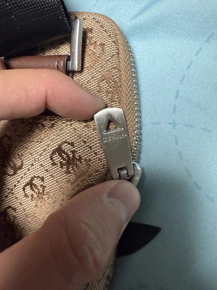 Bolso Hombre Guess's Original Monograma Foto 3 de 4