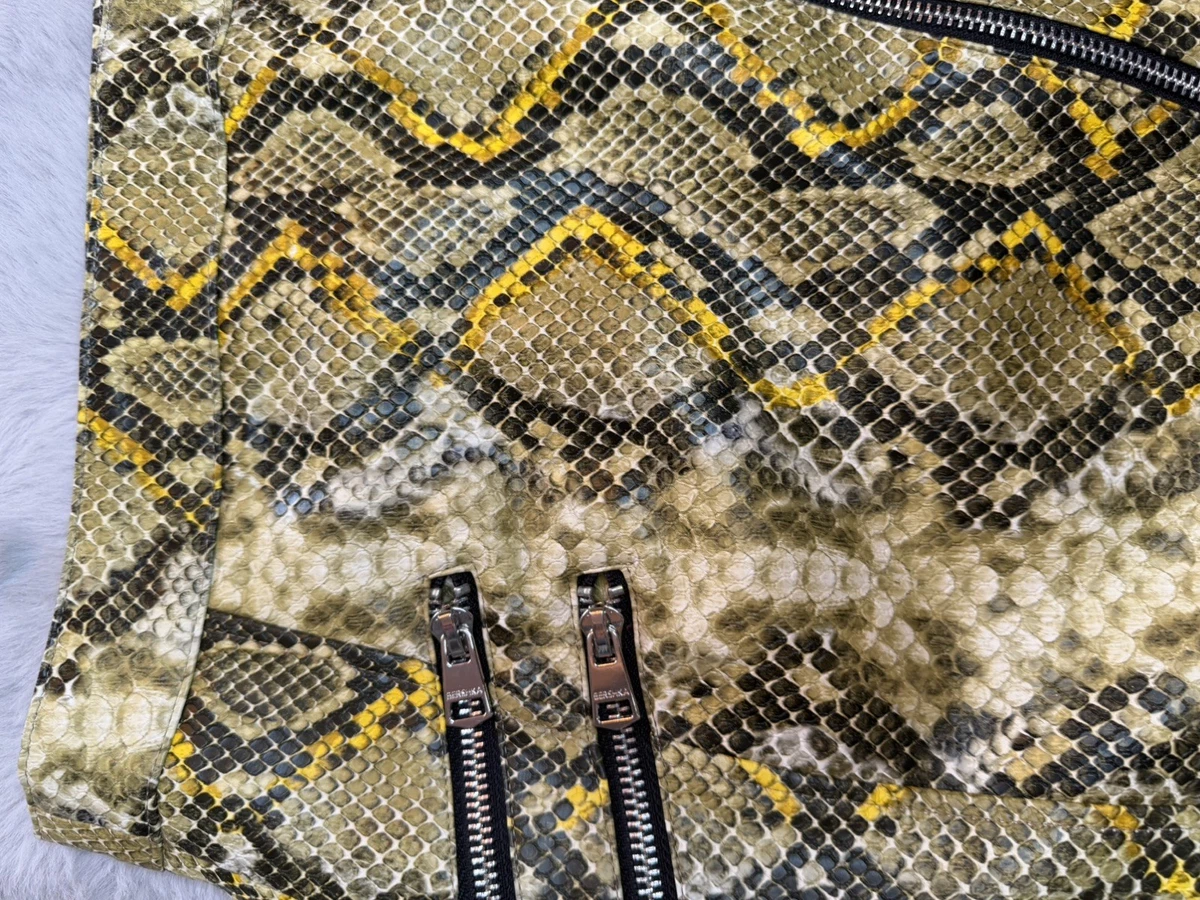 Minifalda Bershka estampado de serpiente talla L cintura alta imitación cuero nueva sin etiquetas