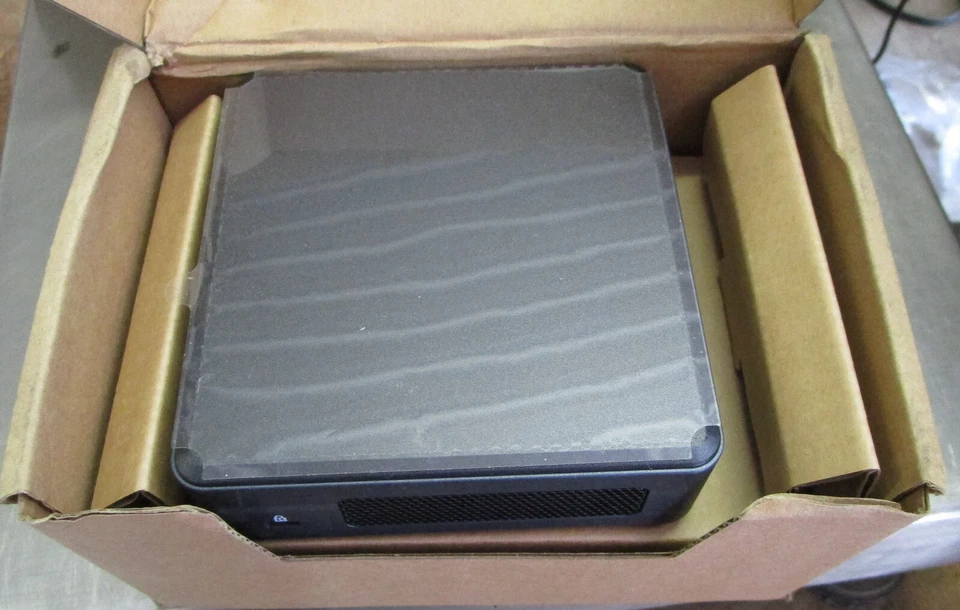 Intel BKNUC8V5PNK NUC Kit Ver. K65850-405 w/acc. New Surplus / S4 - Image 3 of 4