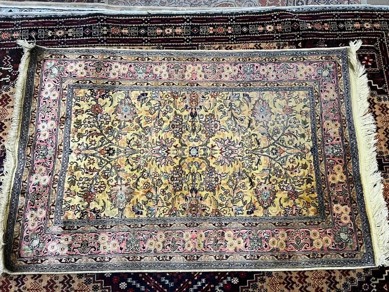 ARTÍCULO DE COLECCIONISTA Impresionante Alfombra Floral Turca Hereke Seda Natural De Colección Foto 3 de 4