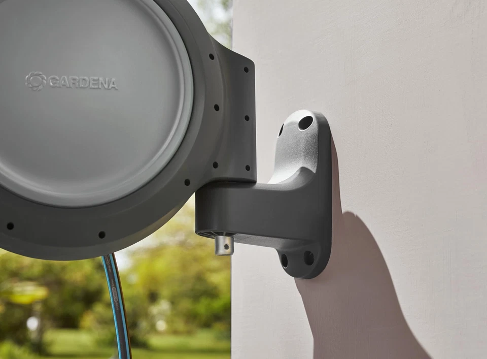 Carrete de manguera retráctil GARDENA, 80 ft Premium 9/16" boquilla de pulverización de manguera de alto flujo Foto 2 de 3