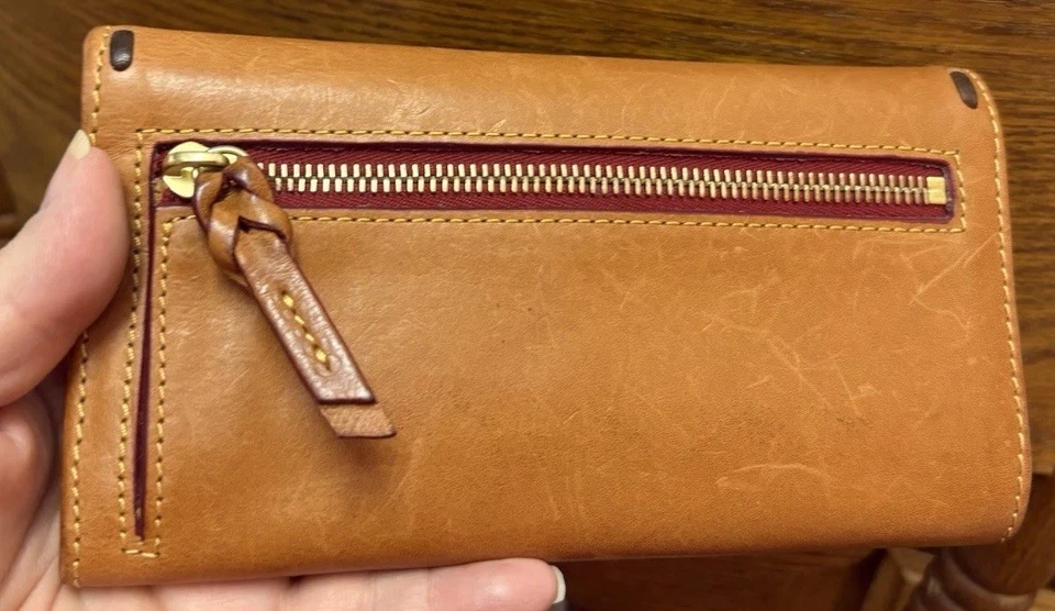 Cartera sin asas Dooney Bourke de cuero florentino marrón natural DB-01 Foto 2 de 4