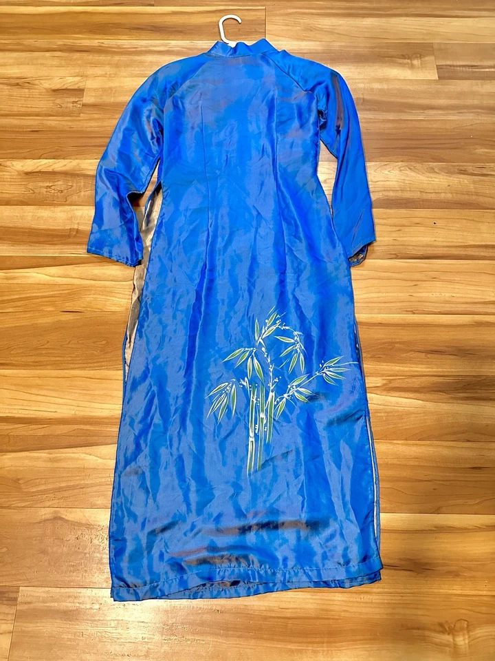 Vestido kimono brillante de bambú pintado a mano de seda hecho a mano Foto 2 de 4