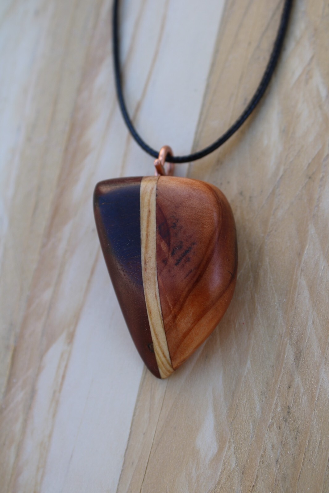 Pendentif Apollon en bois massif sculpté main par Koala-Shop