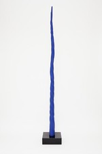 Dent de Narval en réisne bio-sourcée bleu outre-mer/klein. Elle est en état neuf