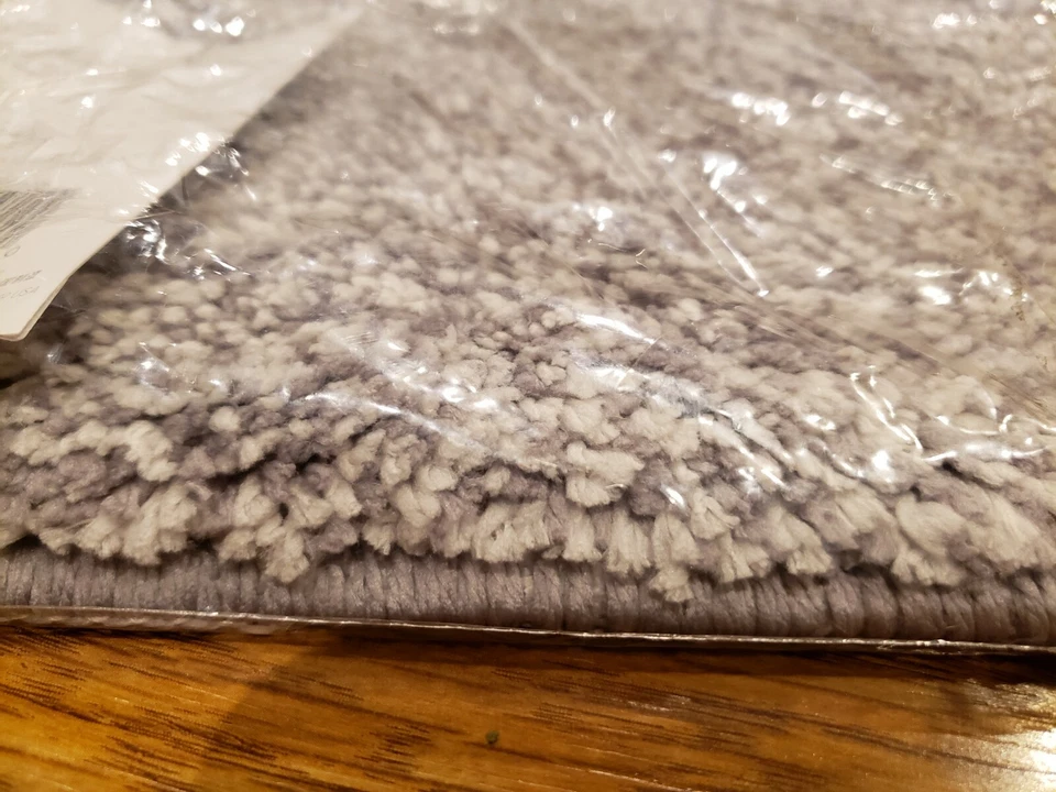 Alfombra de ducha de baño de microfibra Interdesign 34x21", color gris/blanco.  Foto 2 de 4