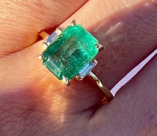 $9,575 18k Gold 4.09ctw Natural Emerald and Diamonds Statement Ring