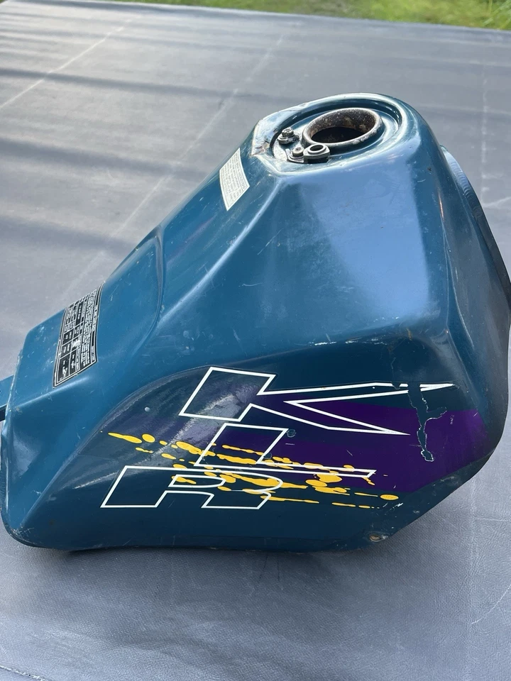 Kawasaki KLR 250 1985-2005 tanque de gasolina 1999 verde púrpura amarillo. Algo de óxido. Foto 3 de 4