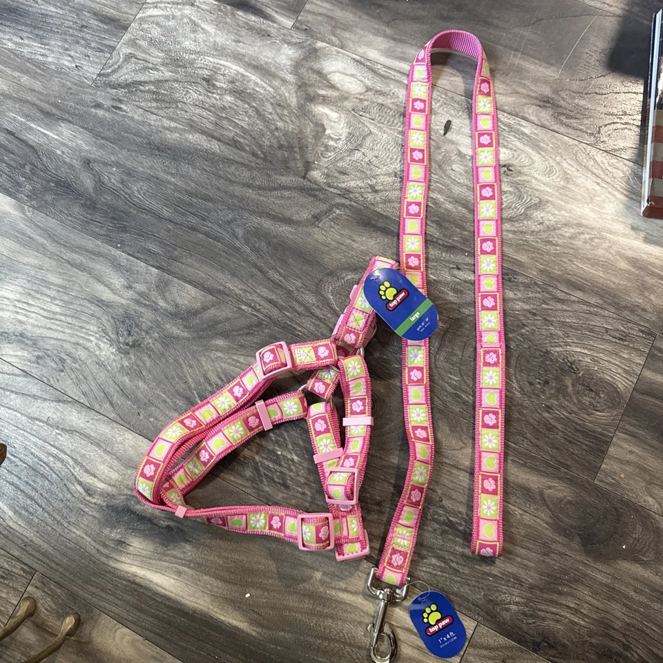 Arnés grande Top Paw para perro rosa con corazones y flores verdes. Talla LG y correa 4 pies Foto 2 de 4