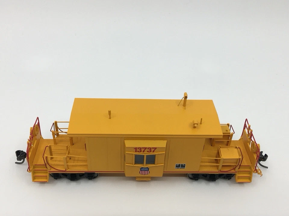 HO Bluford Shops 31020 Union Pacific Short Body Bay Window Caboose UP #13737 - Image 3 of 4