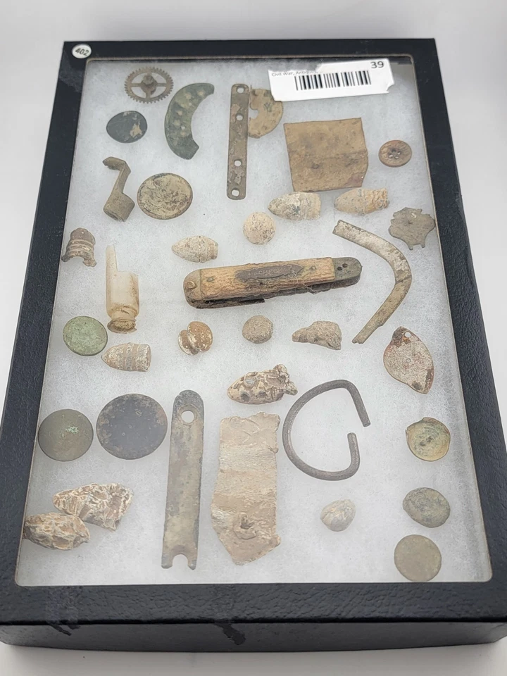 Поднос гражданской войны вырытые реликвии с карманный нож, бутылки, пули, запчасти для оружия и многое другое - Изображение 2 из 4