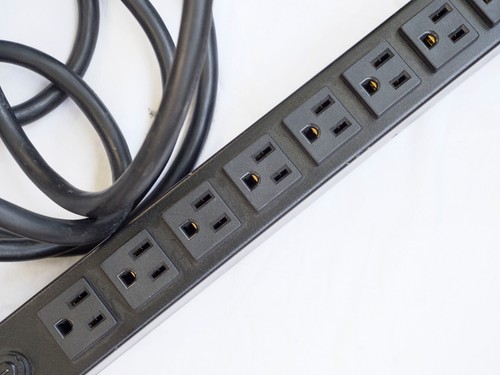 APC Basic Rack PDU Rackmount Power Strip AP9551 - Picture 7 of 19
